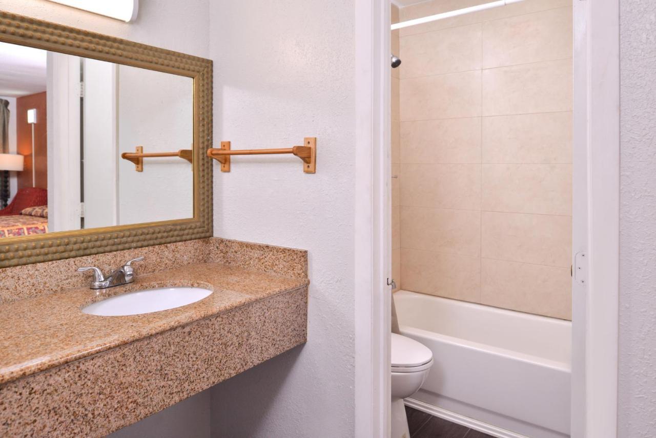 Americas Best Value Inn Richmond Bellwood Exterior foto
